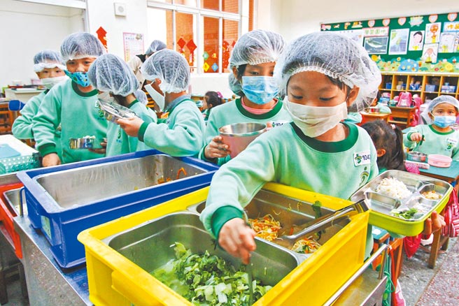 民眾党立法院党团昨呼吁政府尽速制订《营养及健康饮食促进法》、《学校供餐法》，规范学童饮食安全，正视促进民眾健康和营养午餐问题。图为孩童在校享用营养午餐。（本报资料照片／台中市政府提供）