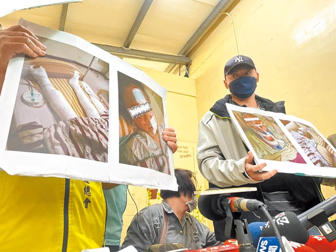 高雄林家一家四口遭酒駕男撞釀1死3傷，家屬開記者會，拿出目前父女3人在醫院治療照片，林家阿嬤則在旁痛哭。（洪靖宜攝）