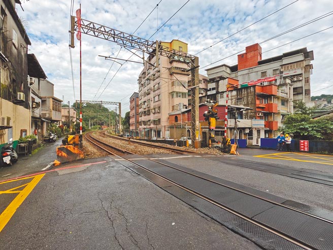 基隆市暖暖鐵路平交道遮斷桿起降秒數過短，時常發生車輛卡在軌道等狀況。（立委蔡適應提供／陳彩玲基隆傳真）