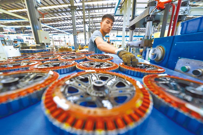 大陆在春节前宣布，要求中央企业做深做实清理拖欠中小企业帐款工作。图为唐山市芦台经济开发区一家电机制造企业。（新华社）