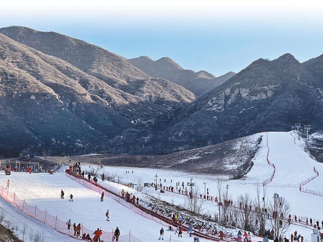 「雙奧之城」北京，借助北京冬奧會成功申辦的「東風」，逐年增加冰雪場地設施供給，燃起冰雪運動熱潮。圖為北京郊區的八達嶺滑雪場。（藍孝威攝）