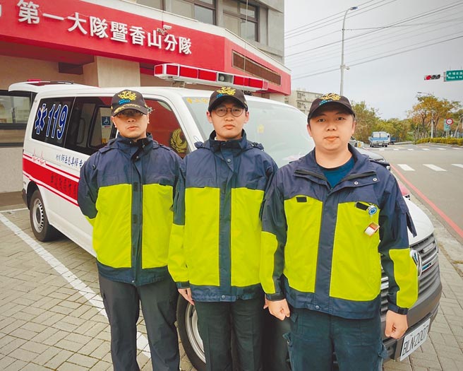 新竹市消防局3名消防暖男蔡彦韬（左起）、陈博翔、李柏毅完成接生任务。（新竹市消防局提供／邱立雅竹市传真）