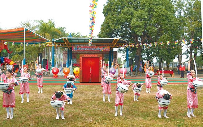 彰化县国中小班级人数的编制，每班将少1人，班级数增加，并检讨代理教师员额，今年教师甄试名额将破百，创下最大幅度。（吴敏菁摄）