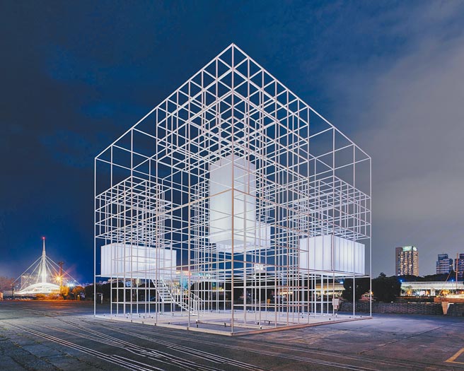 高雄国际货柜艺术节最新亮相作品《谧静立方》，打造4层楼高的巨型半透明立方体。（高巿府文化局提供／曹明正高雄传真）