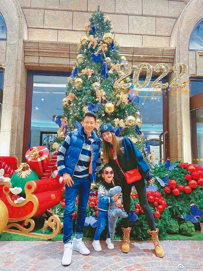 陶喆（左）日前开心晒出一家三口合照。（摘自陶喆微博）