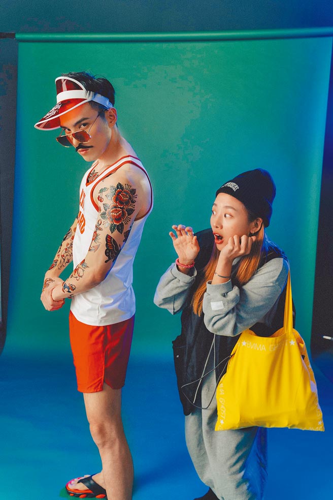 黄伟晋（左）拍摄新歌MV，吴映洁自告奋勇体验当一日助理。（爱贝克思提供）