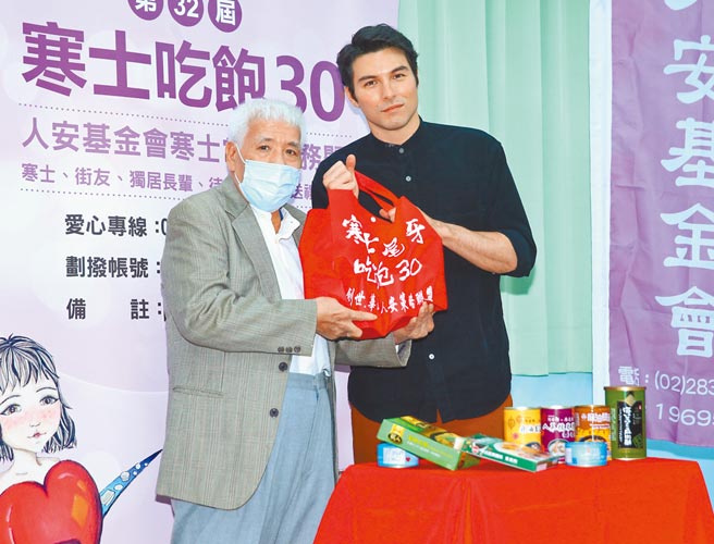 鳳小岳（右）一改劇中渣男形象，昨出席公益活動獻愛心。（粘耿豪攝）