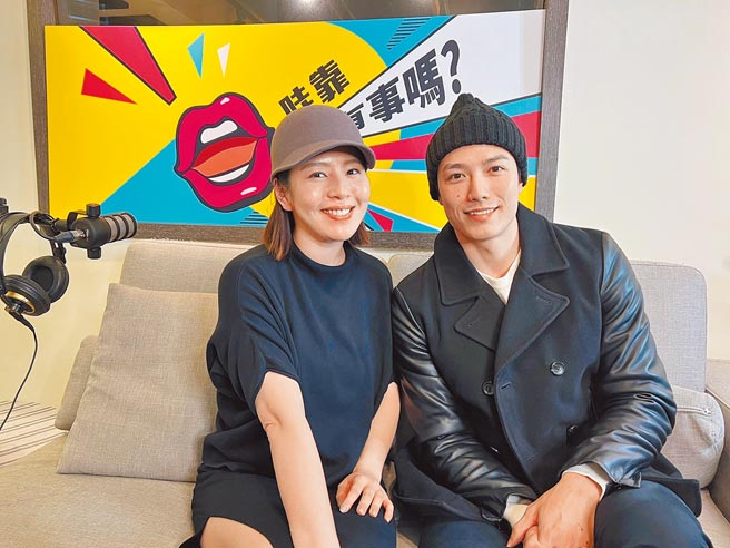 劉品言（左）日前帶著旗下藝人賴東賢，一起上節目大聊拍《華燈初上》後遺症。（《哇靠有事嗎》提供）