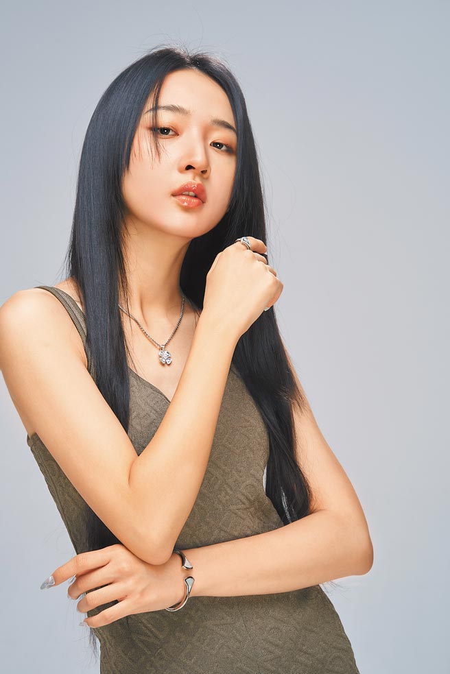 李沐演技大喷发，全靠想像自己是「纳美人」，融入角色当中，佩戴宝格丽Fiorever系列花朵风珠宝，洋溢青春甜美的气息。（摄影／JOJ PHOTO‧服装提供／FENDI）