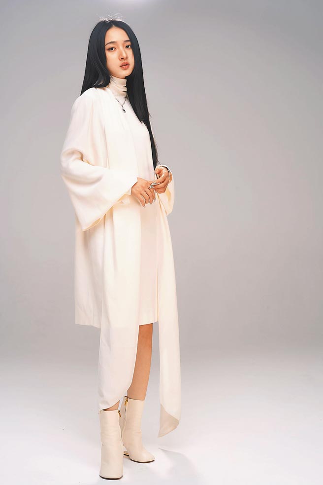 年仅25岁的李沐作品不多，但表现十分亮眼，不论是诠释叛逆少女或是寂寞都会女子皆十分到位，佩戴宝格丽Divas'Dream系列珠宝，风情万种。（摄影／JOJ PHOTO‧服装提供／FENDI）