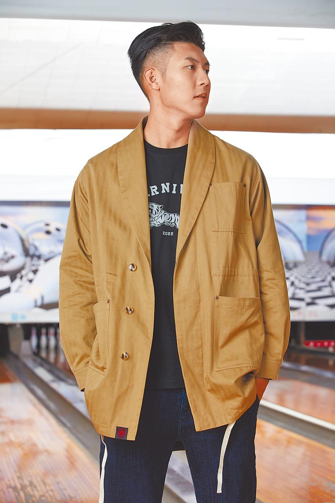 Carnival嘉裕虎年胶囊系列丝瓜领长版大衣，4680元。（嘉裕提供）