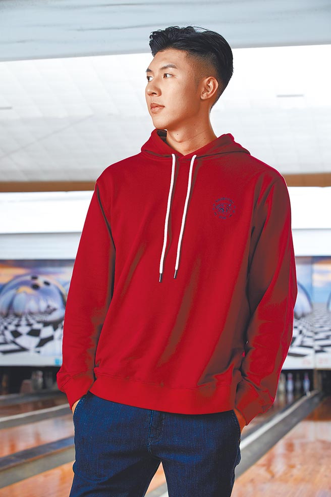 Carnival嘉裕虎年胶囊系列虎虎生风红色绣花帽T，2680元。（嘉裕提供）