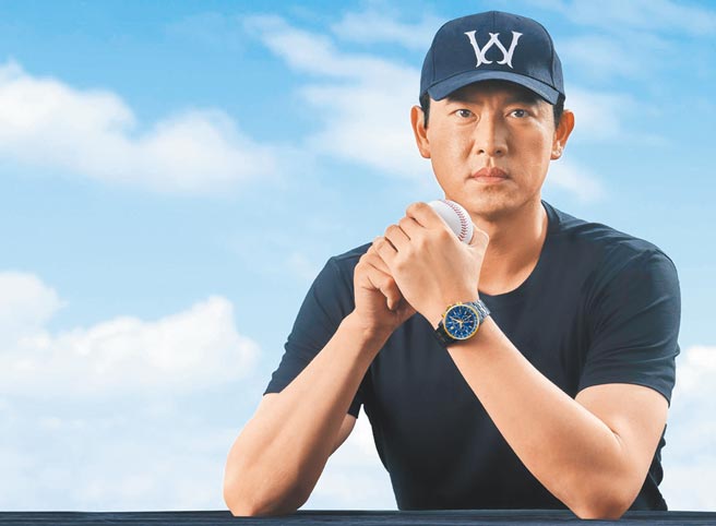 CITIZEN邀请代言人王建民联手设计王牌限量款腕表，并捐赠25万元培育台湾年轻棒球选手。（CITIZEN提供）