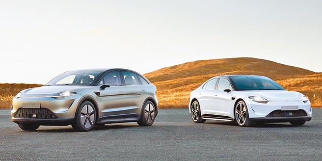 SONY新款SUV型原型車VISION-S 02（左）採用與四門原型車VISION-S 01相同開發平台。（SONY提供）