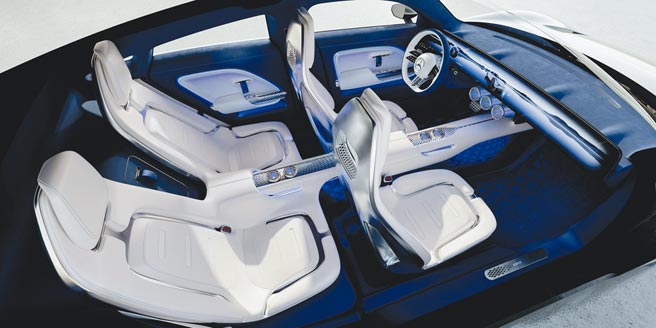 VISION EQXX中控儀表使用一體成型的47.5吋8K螢幕。（DAIMLER提供）