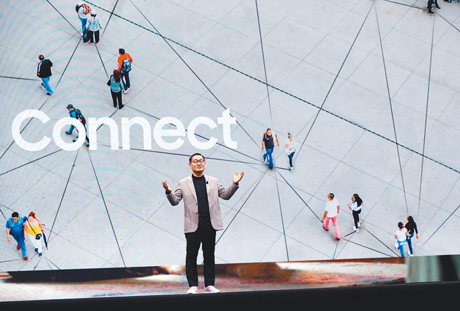 三星電子副董事長兼聯席首席執行長韓宗熙（Jong-hee Han）於2022 CES大展上發表開幕主題演講。（路透）