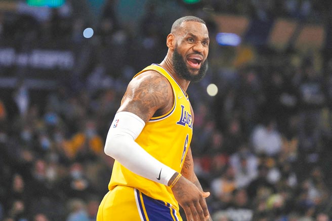 湖人「小皇帝」詹姆斯在明星赛票选依旧保持高人气。（路透）