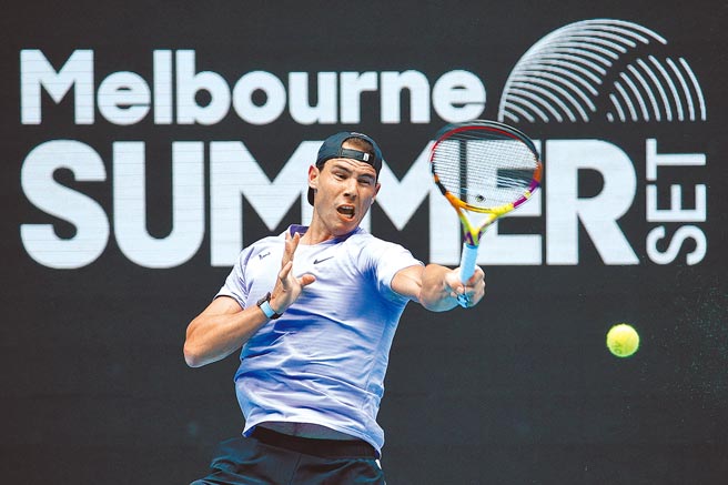 纳达尔已经在墨尔本展开训练与比赛。（美联社）