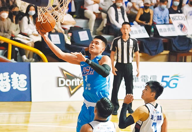 健行科大陳范柏彥（後）幫助球隊在前兩階段預賽繳出7戰全勝佳績。（資料照片／大專體總提供）