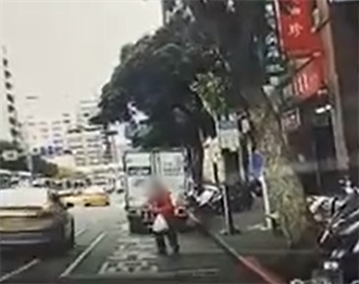 驚悚影片曝光！老婦走到馬路上攔公車 下秒被倒車小貨車輾斃