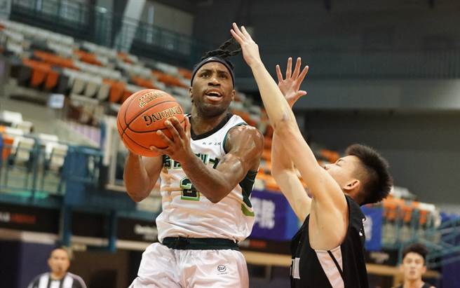 萬能科大張傑瑋（左）單場37分，創個人UBA一級生涯新高，外帶9助攻。（大專體總提供）