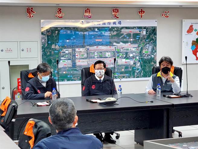 桃机群聚增加4名个案，桃园市长郑文灿与医福会执行长王必胜也在深夜紧急召开说明会并讨论案情。(图／郑文灿脸书)