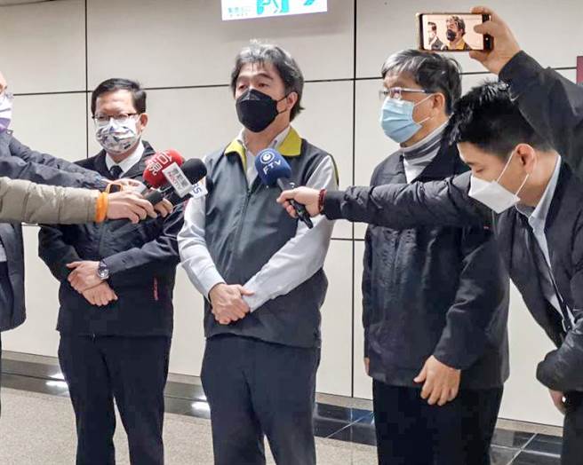 6日深夜傳有1名機場保全確診，桃機部分再增1名案例；另外，歌友會採檢部也有3人確診。前進指揮所統籌、醫福會執行長王必勝、桃園市長鄭文燦、衛生局長王文彥緊急趕赴桃園機場說明。（桃機記者聯會提供）