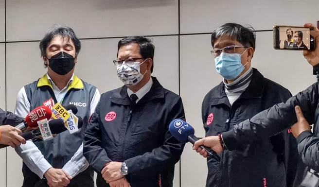 6日深夜傳有1名機場保全確診，桃機部分再增1名案例；另外，歌友會採檢部也有3人確診。前進指揮所統籌、醫福會執行長王必勝、桃園市長鄭文燦、衛生局長王文彥緊急趕赴桃園機場說明。（桃機記者聯會提供）