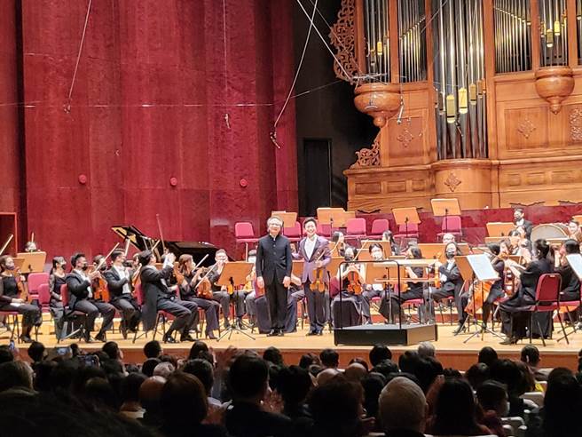 指揮家呂紹嘉（中左）放下指揮棒彈琴，與小提琴家黃俊文（中右）合奏一曲，令觀眾驚喜。（李欣恬攝）