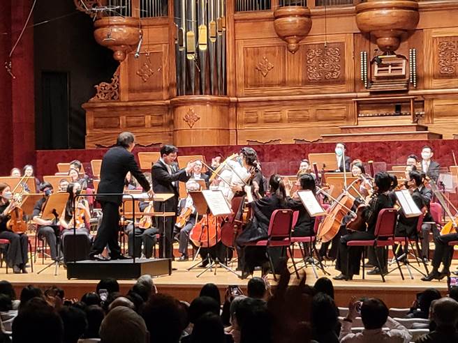 6日正好是NSO大提琴團員熊士蘭任職35年退休的最後一場音樂會，呂紹嘉也特別在台上獻花給她。（李欣恬攝）