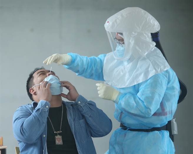 歌友會昨晚再增3確診，網友驚呼「算傳入社區了」。圖為民眾接受採檢的畫面。（本報系資料照）