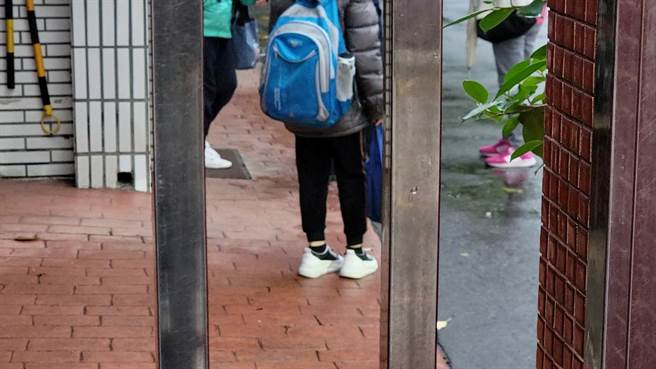 桃園市中壢區某國小6日晚上23時許緊急宣布停課，但有家長仍帶著小孩到學校，又接回家。（賴佑維攝）