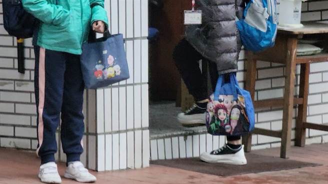 桃園市中壢區某國小6日晚上23時許緊急宣布停課，但有家長仍帶著小孩到學校，又接回家。（賴佑維攝）