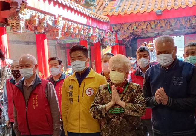 顏宽恒4日在玉皇殿巧遇柯文哲的父母，他与柯妈妈何瑞英等人同框参拜。（资料照/陈淑娥摄）