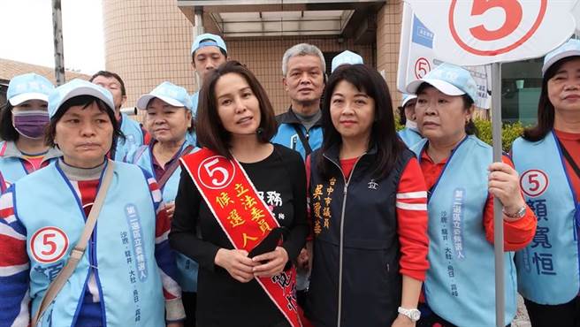 高金素梅到台中扫街挺顏寛恒。(取自高金素梅脸书影片)