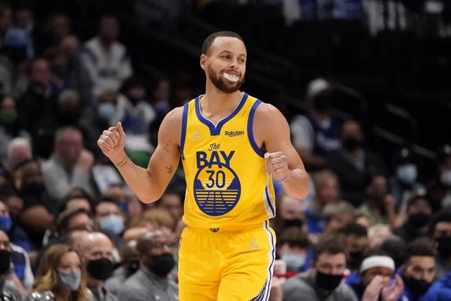 柯瑞在受访时被问及最强勇士能否击败最强公牛，柯瑞说，如果有杜兰特，只需6场即可。(美联社资料照)