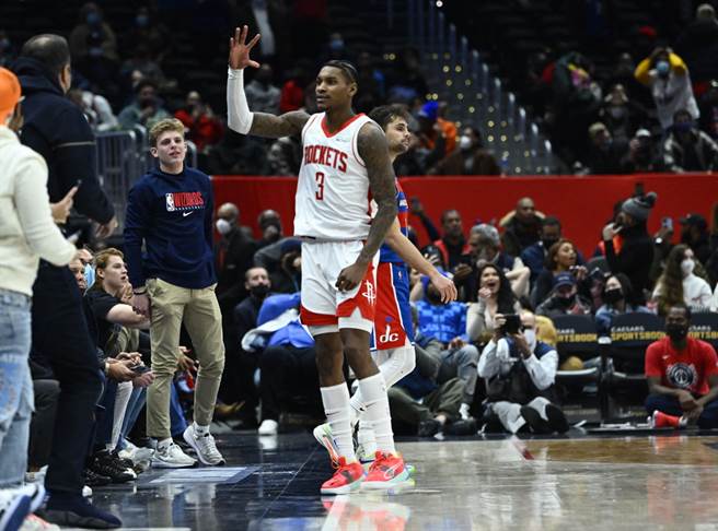 火箭后卫小凯文波特投进绝杀三分球后庆祝。(路透资料照)