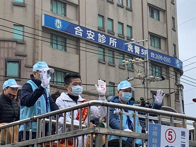 台中市第二选区立委补选，国民党候选人顏宽恒上午在市议员林汝洲陪同下，到大肚区扫街拜票。(林欣仪摄)