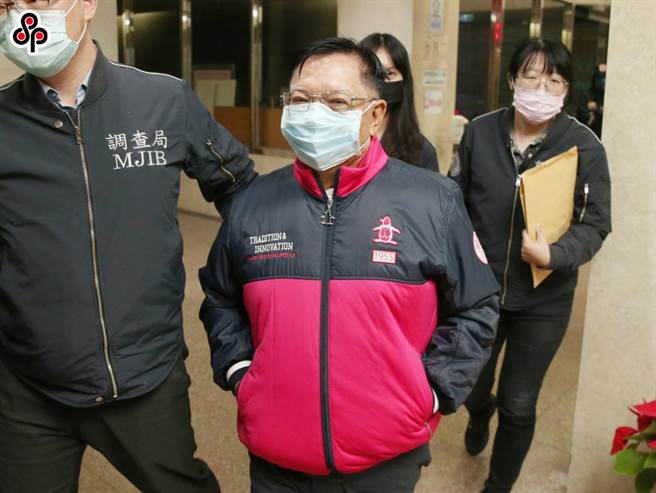 台北地检署侦办国产建材实业公司内线交易案，7日将董事林孝信（中）等多人移送北检复讯。（杜宜谙摄）