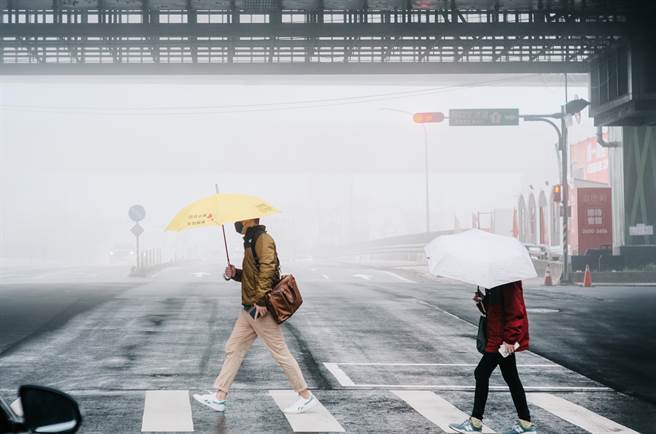 氣象專家吳德榮今天在「三立準氣象· 老大洩天機」專欄指出，最新歐洲模式模擬顯示，今日東北季風及中層雲系影響，嘉義以北及東半部有局部雨，南部亦有局部短暫降雨的機率，3500公尺以上高山有飄雪機率。（資料照，郭吉銓攝）