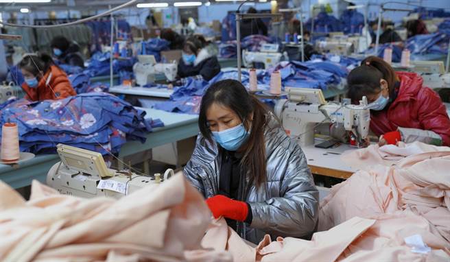 大陆甬兴证券副总裁许维鸿7日在《环球时报》撰文表示，受益于果断的防疫措施，中国这两年取得每年超过20％的出口增长，全球贸易「世界工厂」地位稳固提升，人民币匯率格外坚挺、对所有主要交易伙伴都升值。（示意图，中新社）