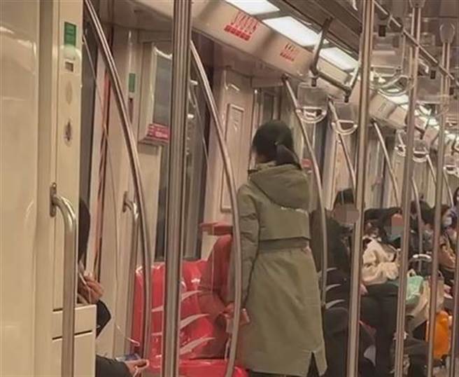 陆地铁痴汉狂摸妙龄女屁股，她暴怒连搧巴掌3分钟:你再摸看看。(翻摄自极目新闻)
