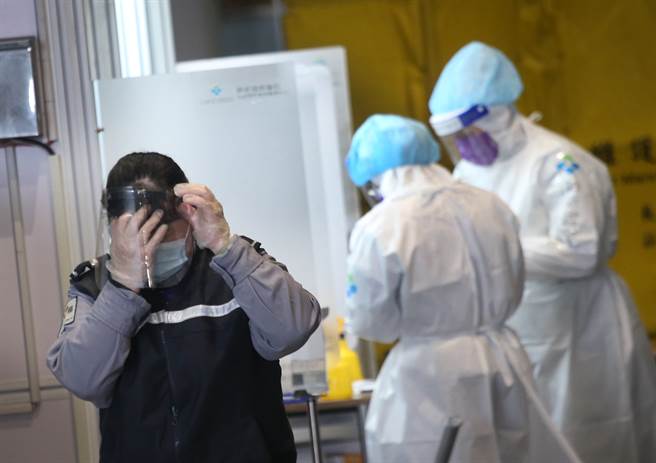 桃園機場疫情逐漸升溫，機場保全人員7日起全面篩檢，防止疫情擴大。（范揚光攝）