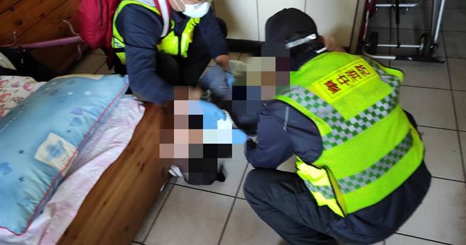 鄰長立即請求警消協助，寒冷的夜晚，老翁起床不慎跌倒，幸獲警民協力救援。（民眾提供／盧金足台中傳真）