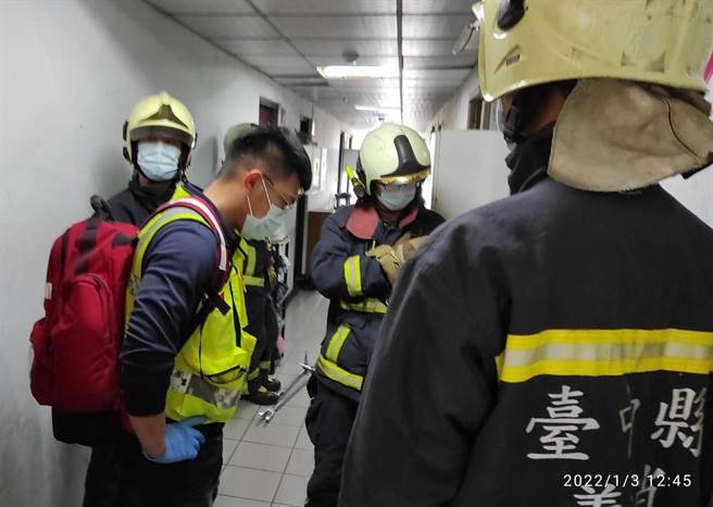 台中市南屯區一名愛心鄰長為95歲獨居的李姓老翁送餐，竟無法聯繫，請求員警陪同開門救人。（民眾提供／盧金足台中傳真）