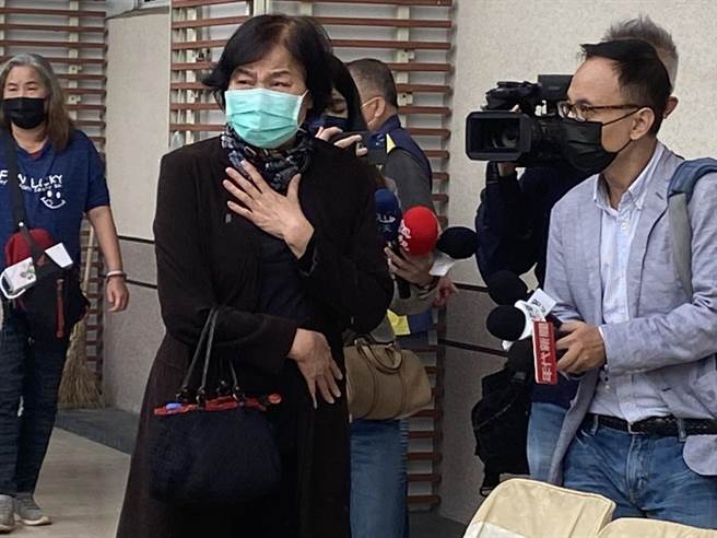 死者母亲悲痛欲绝，哭红双眼的步出告别式会场。（石秀华摄）