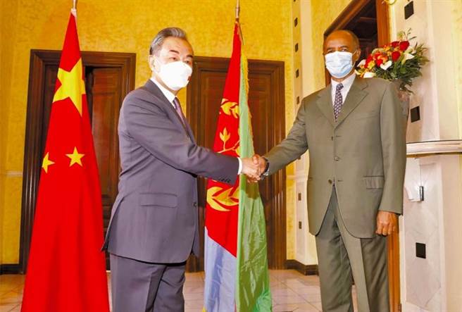 当地时间1月5日，厄利垂亚总统伊萨亚斯在阿斯马拉会见应邀访厄的中国国务委员兼外长王毅。（新华社）