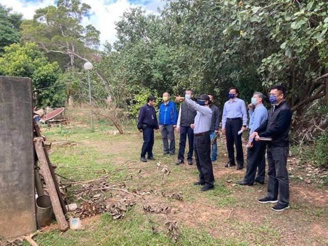 台中市警方组成「治安风水师团」到东海大学为校园安全进行专业评估。（民眾提供／卢金足台中传真）