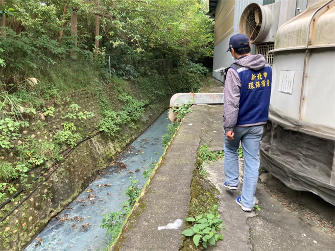 破獲三峽牛奶河汙染源 環保局開單最高可罰2000萬。（新北市環保局提供）