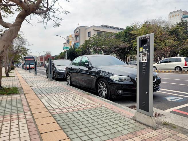 台南市的智慧停车柱路段，将从元月20日起改採半小时计费。（洪荣志摄）
